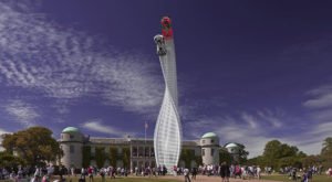 Mazda apresenta escultura gigante no festival de Goodwood