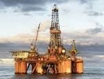 Execução de construções petrolíferas no mar.